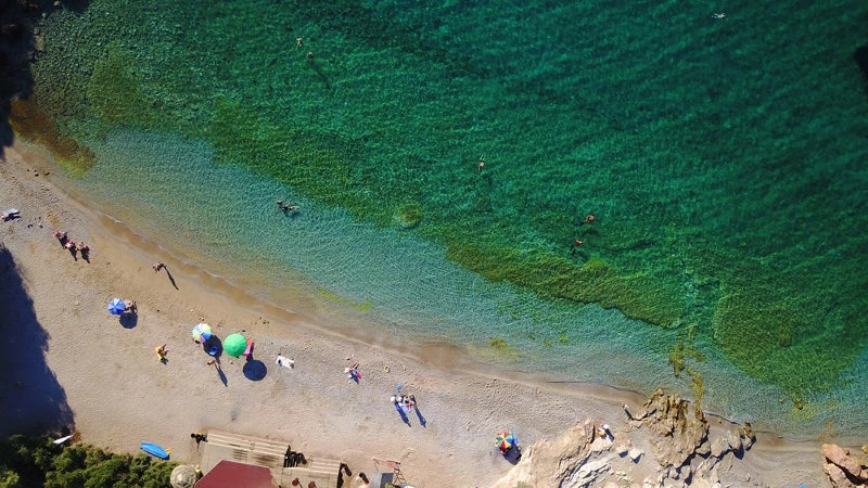 Ωρα για βουτιά! 20 παραλίες της Αττικής με ελεύθερη είσοδο – Δείτε εικόνες